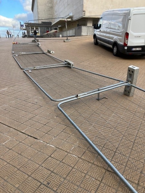 Er staan vaak omgewaaide hekken nabij het kursaal (kant westhelling). Deze zouden verwijderd moeten worden, dit dient als wandelplaats en niet als parking. Er zijn parkeergelegenheden genoeg in de omgeving 