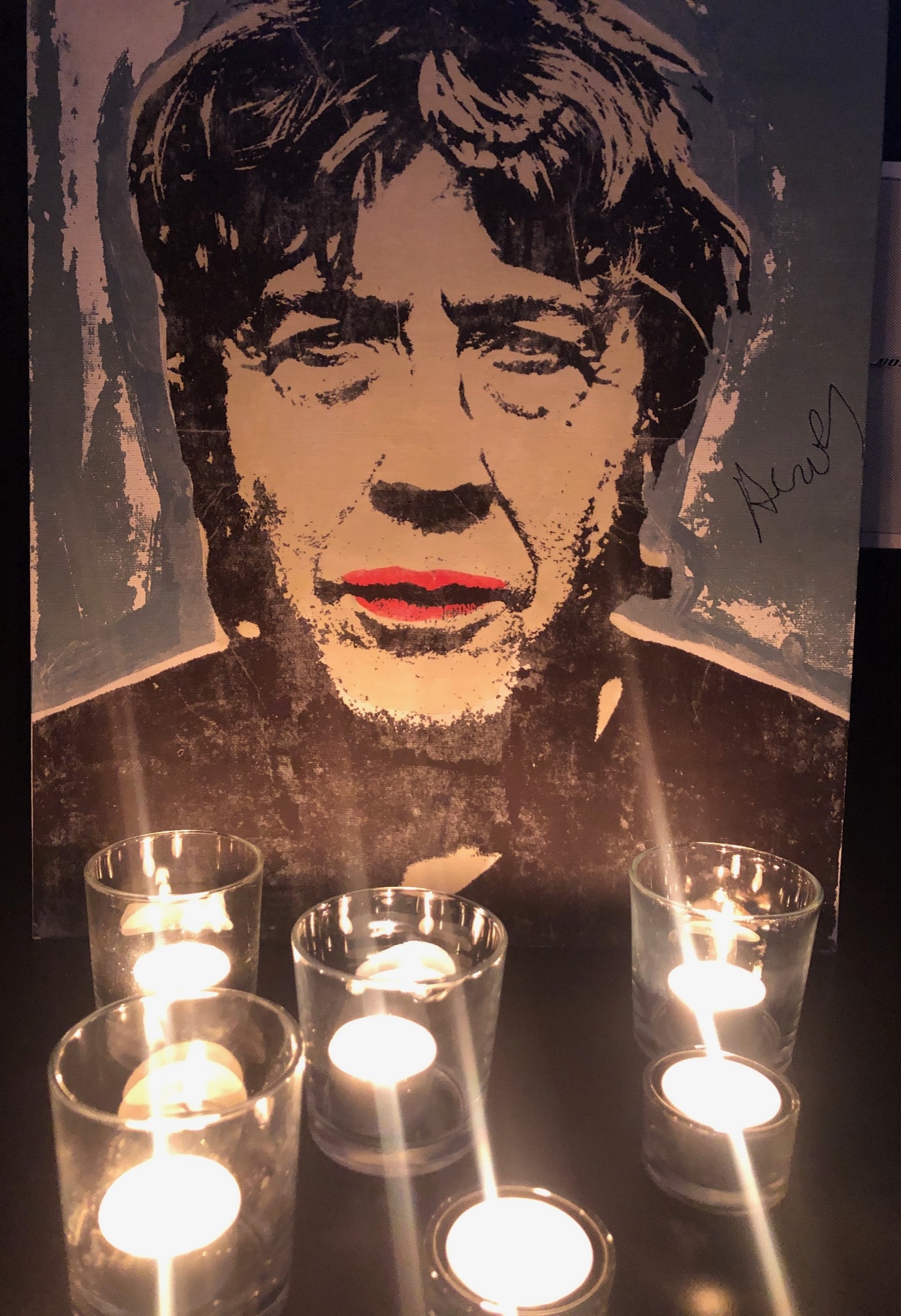 Op het FFO heb ik heel dicht bij jou mogen staan.   Merci om je naam op mijn kunstwerkje te plaatsen.  Voor altijd dicht bij mij 